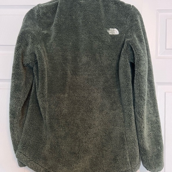 North face jacket
Size s
Dark sage color
Worn once
Shoulder to hem 25 inches - Picture 2 of 4